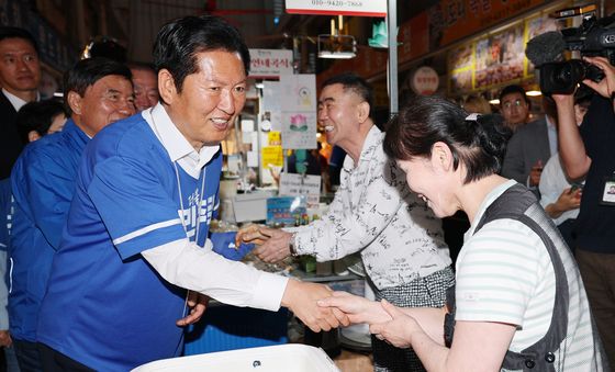 시장 상인과 인사하는 정청래