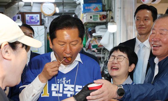 도너츠 맛보는 정청래