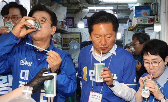 식혜 맛보는 정청래