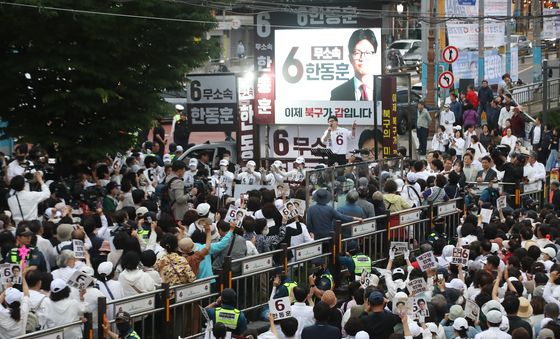 한동훈 후보 지지자들 몰린 북구 구포시장 인근 쌈지공원