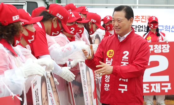 선거사무원 격려하는 조재구 후보