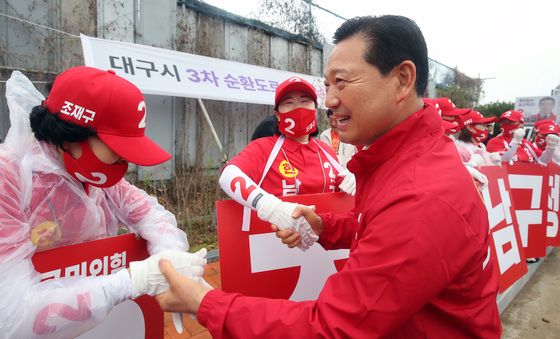 선거사무원 격려하는 조재구 후보