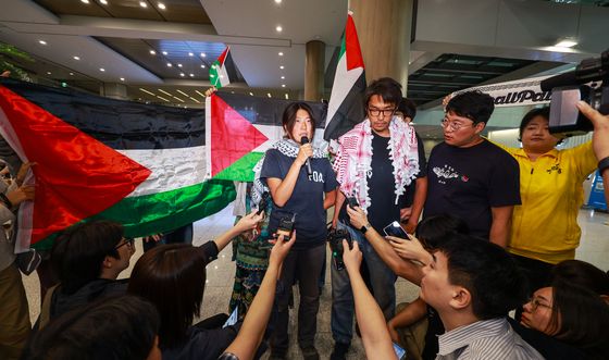 '이스라엘 나포·석방' 한국인 활동가, 인천공항 도착