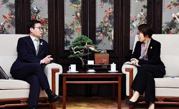 싱가포르 통상산업부 무역관계 장관 면담하는 여한구 본부장