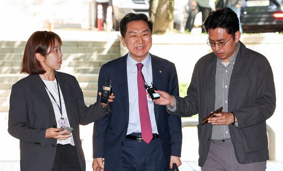 공판 출석하며 취재진 질문에 답변하는 김기현 의원