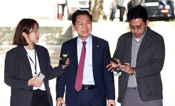 '김건희에 명품백 선물 의혹' 김기현 의원, 첫 공판 출석