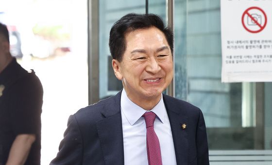 '로저비비에 청탁 혐의' 김기현 의원 부부, 첫 공판