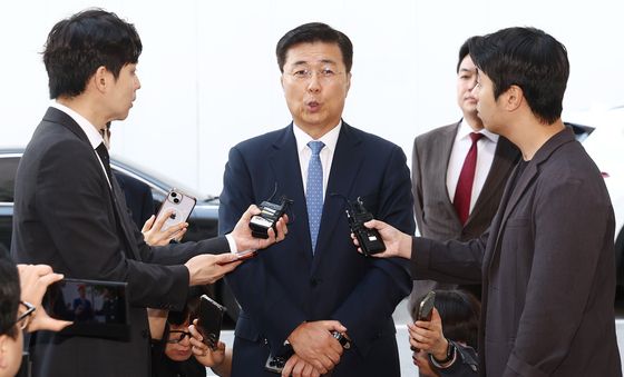 '계엄 옹호 메시지' 관련 취재진 질의 답변하는 홍장원 전 1차장