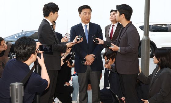 취재진 질의 답변하는 홍장원 전 국정원 1차장