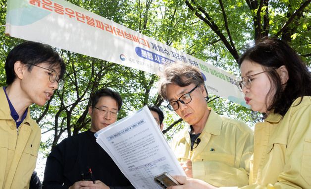금한승 제1차관, 러브버그 방제 작업 현장 방문