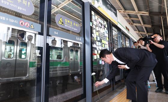 '구의역 참사' 10주기 헌화하는 정원오 후보