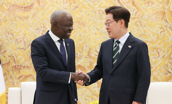 질베르 웅보 ILO 사무총장과 악수하는 이재명 대통령