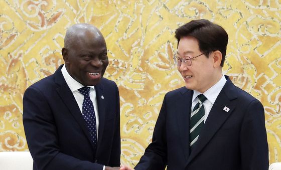 질베르 웅보 ILO 사무총장 접견하는 이재명 대통령