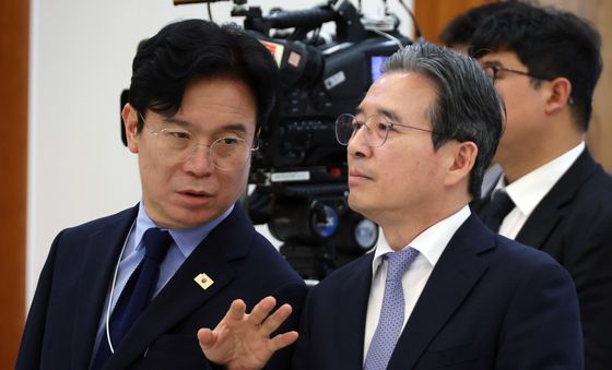 대화하는 김영훈 노동장관과 김용범 정책실장
