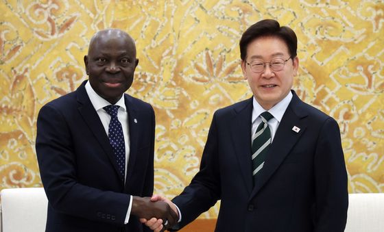 질베르 웅보 ILO 사무총장과 악수하는 이재명 대통령