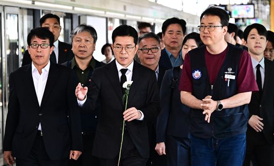 구의역 참사 현장에 헌화하는 정원오 후보
