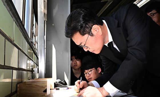 구의역 김군 추모 메시지 쓰는 정원오 후보