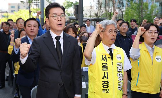 '임을 위한 행진곡' 부르는 정원오·권영국