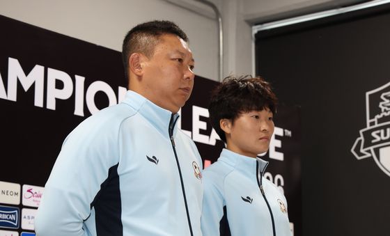 기자회견 전 기념촬영하는 내고향여자축구단 리유일 감독과 김경영