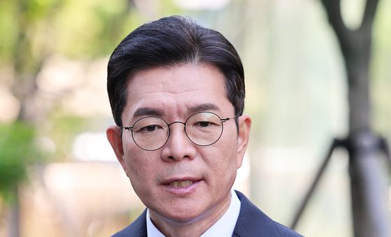 취재진과 대화하는 정원오 후보
