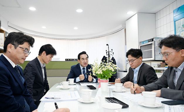 고유가 피해 지원금 지급 상황 점검하는 박홍근 장관