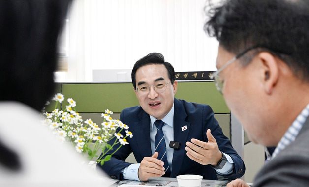 발언하는 박홍근 장관