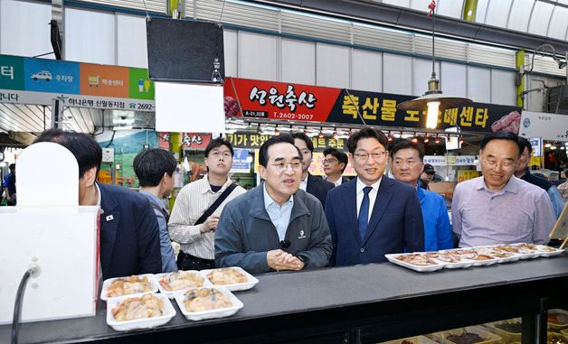시장 상인과 대화 나누는 박홍근 장관