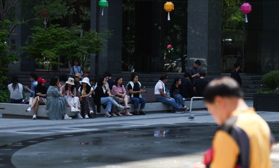 낮 최고 27도…그늘로 몰린 시민들