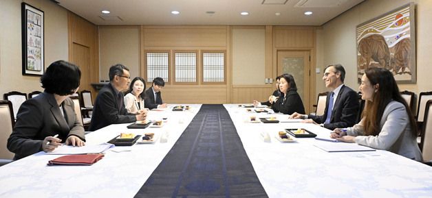유럽부흥은행 수석 부총재 면담하는 허장 차관