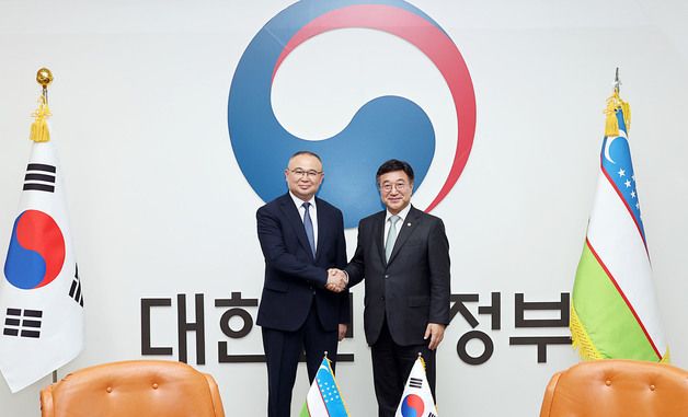 우즈벡 비상사태부 장관과 기념 촬영하는 윤호중 장관