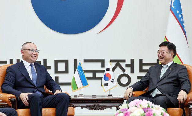 우즈벡 비상사태부 장관 면담하는 윤호중 장관