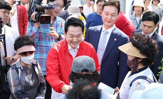 안양 시민들과 인사나누는 장동혁