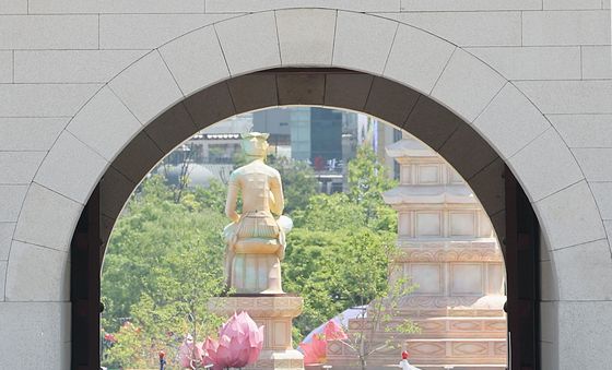 부처님오신날 연휴 앞두고 북적이는 경복궁