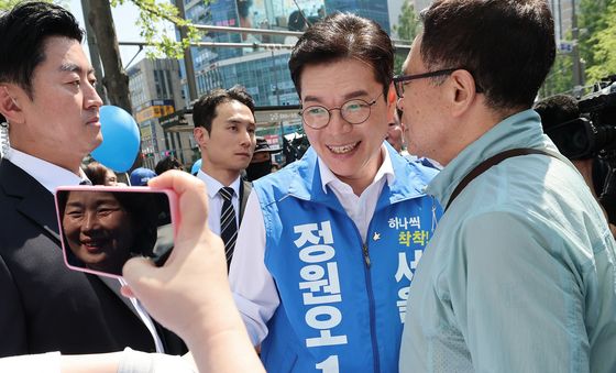 지지자들과 인사하는 정원오