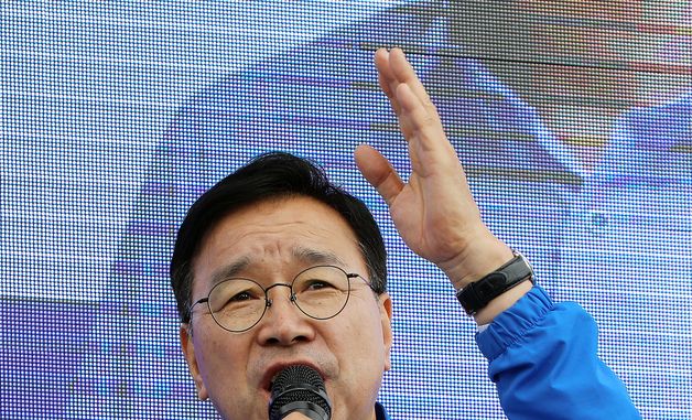 연설하는 위성곤 민주 제주지사 후보