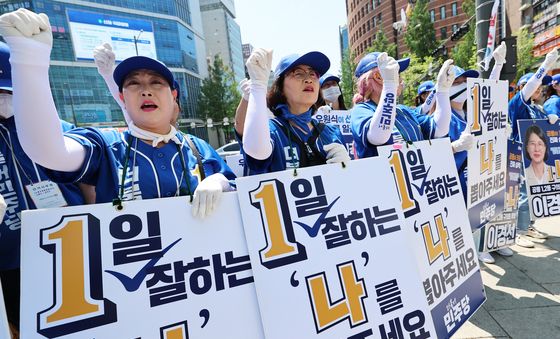 목청 높이는 선거운동원들