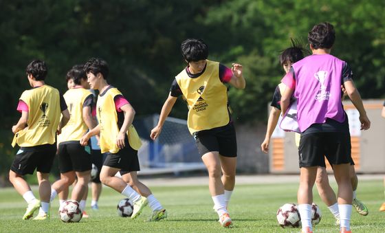 훈련하는 북한 여자축구팀