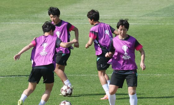 훈련하는 북한 여자축구팀
