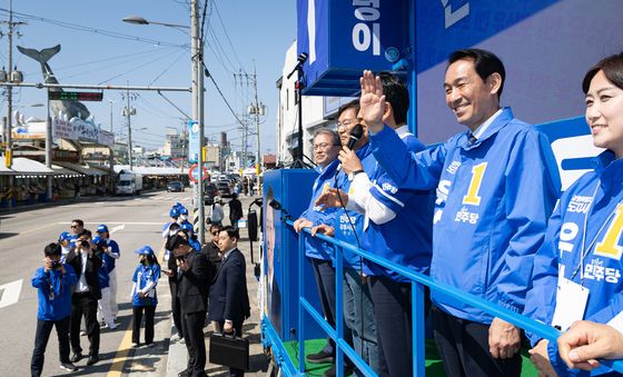 강릉 주문진 시민들 향해 손 흔드는 우상호 민주당 강원지사 후보