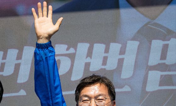 인사하는 김중남 민주당 강릉시장 후보