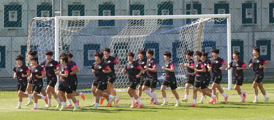 몸푸는 북한 내고향여자축구팀