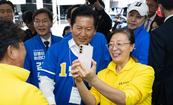 시장 상인과 기념 촬영하는 정청래 대표