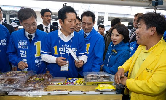 주문진 시장 건어물 구입하는 정청래 대표