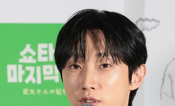 인사말 하는 진영