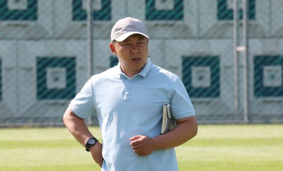 훈련장 나온 리유일 감독