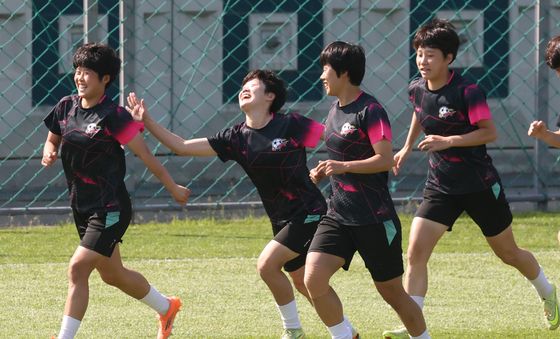 밝은 표정으로 훈련하는 북한 내고향여자축구단