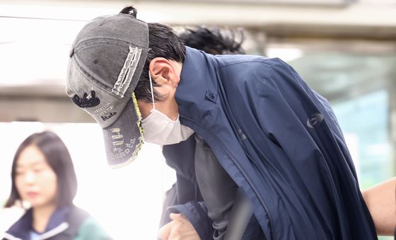 구속심사 출석하는 '김규리 자택 침입 강도 혐의' 40대 남성