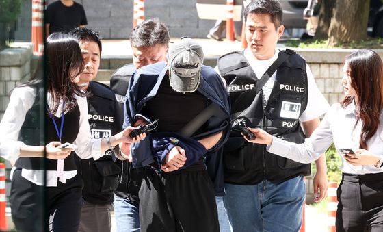 법원 출석하는 '김규리 자택 침입 강도 혐의' 40대 A씨