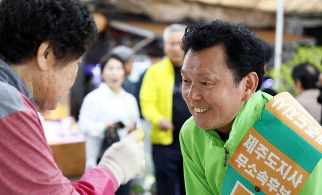 오일장 찾은 양윤녕 무소속 제주지사 후보