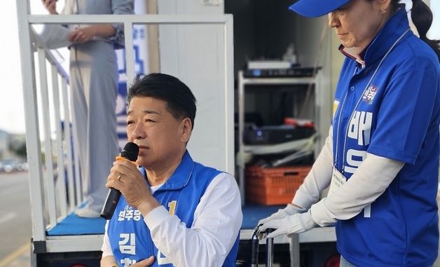 휠체어 유세하는 나영민 민주당 김천시장 후보